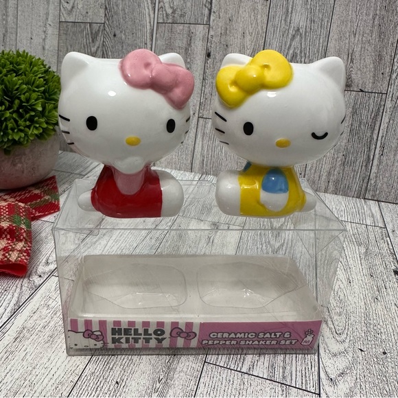 Hello kitty ceramic salt & pepper shaker set - Picture 6 of 8